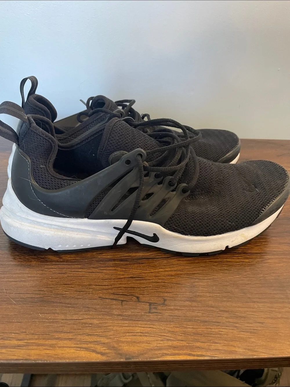 Nike Men’s Black and White Low-Top Sneakers